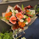 Buchet “Autumn Grace” cu trandafiri și celosia